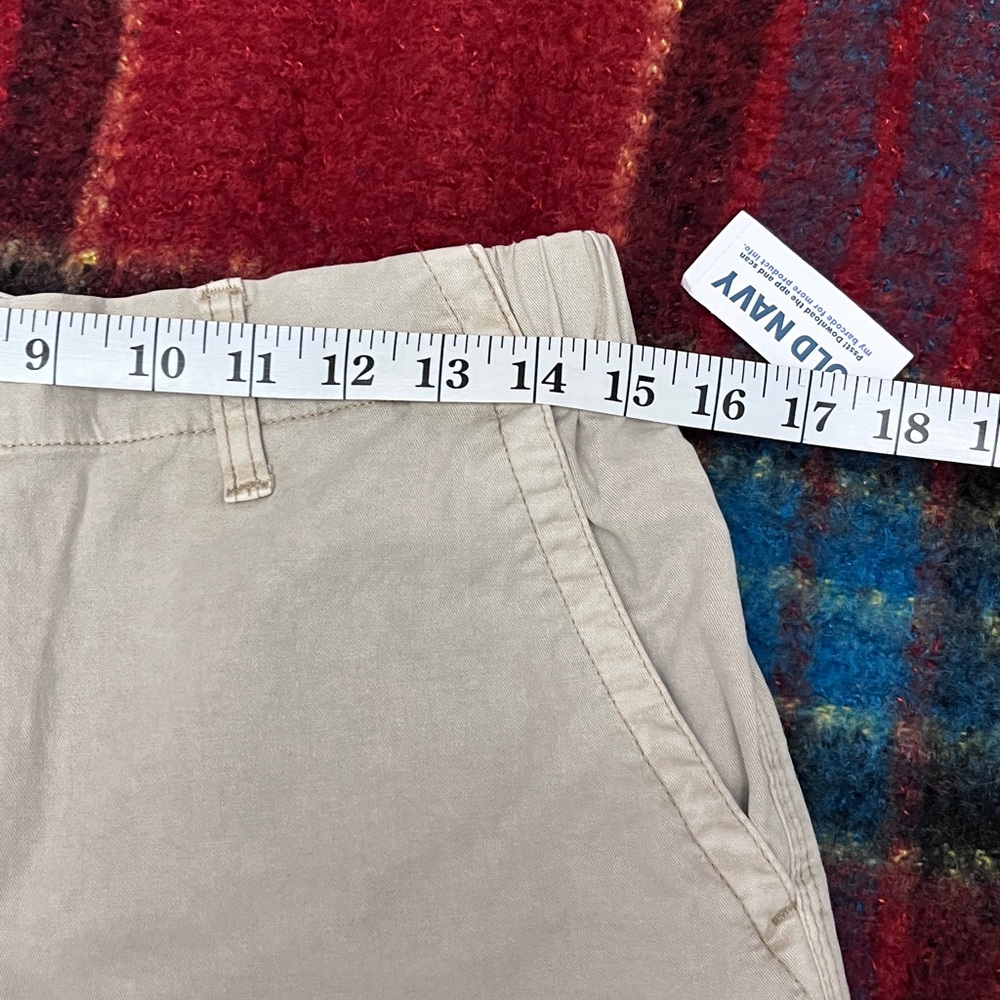 Old Navy Lightweight Khaki Shorts Medium - Picture 8 of 14
